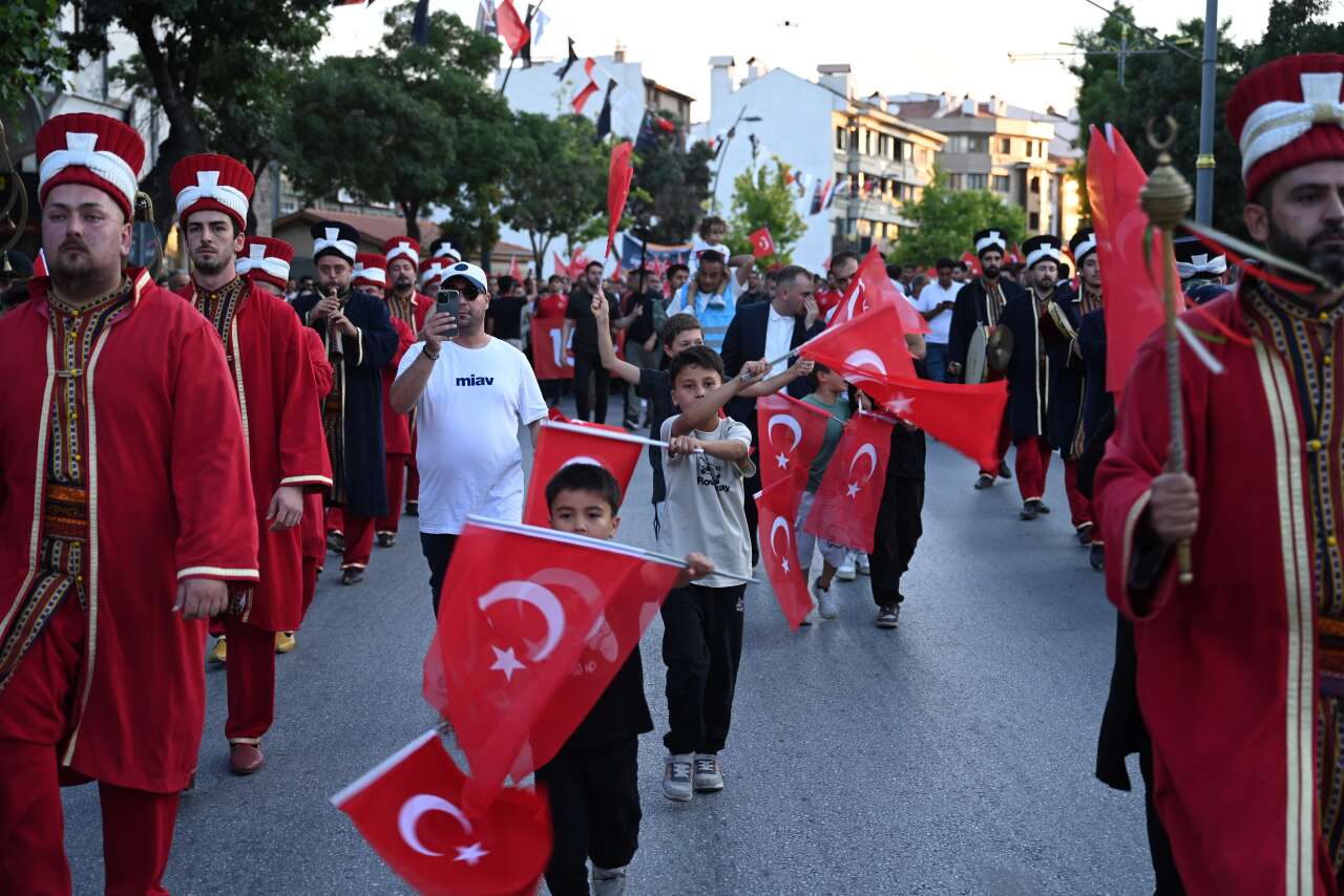 Konya'da 15 Temmuz gecesi! Kılıçarslan Meydanı'na insan seli 2